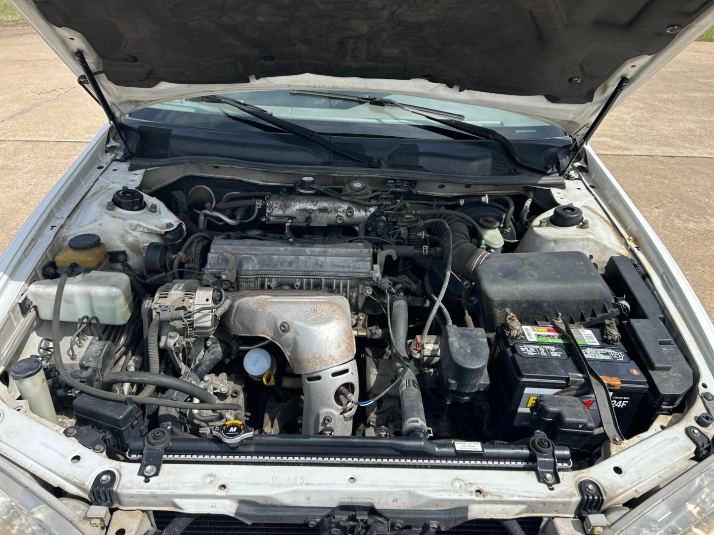 2000 White /TAN Toyota Camry LE (JT2BN22K8Y0) with an 2.2L L4 DOHC 16V engine, 4-Speed Automatic transmission, located at 17760 Hwy 62, Morris, OK, 74445, (918) 733-4887, 35.609104, -95.877060 - Photo#16